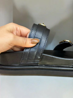 detalhes de elástico na alsa da sandália, mostrando o conforto