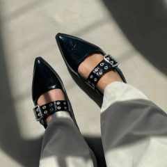 sapatilha slingback fashionista preta em verniz amassado com ilhós na fivela e bico fino