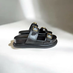 sandália plataforma birken na cor preta com fivela dourada ajustável