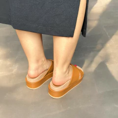 Sandália plataforma Siena Marrom camel tiras em x na internet