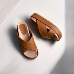 sandália plataforma marrom com tiras largas em formato x e solado super acolchoado