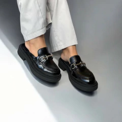 Sapato mule feminino preto tratorado com fivela em ródio.