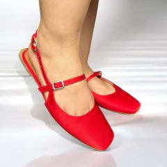 sapatilha vermelha com fivela ajustável em cetim