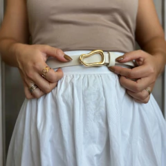 cinto feminino off white com fivela dourada