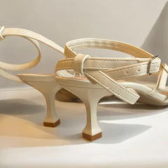 sandália elegante com salto baixo taça na cor off white