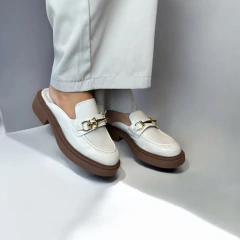 Mule feminino com salto baixo off-white e sola marrom com fivela em dourado