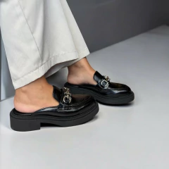 mule tratorado feminino preto com fivela em ródio