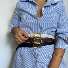  três cintos com fivelas orgânicas em cores bege, marrom e preto