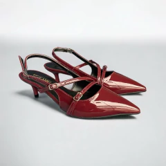 scarpin slingback em verniz na cor bordô  cherry com duas fivelas ajustáveis no peito do pé e salto fino baixo