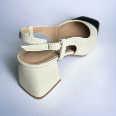 Scarpin Slingback Chloé salto bloco off white e preto bicolor - UZZEAME | Sapatos Femininos