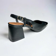 slingback preta com salto grosso e bico em verniz com fivelas ajustáveis