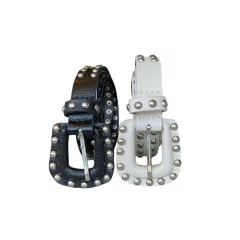 cinto feminino de couro preto e off white estilo western, com aplicações de tachas metálicas em toda a extensão e fivela decorada