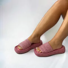 Sandália rasteira feminina em ráfia de trama natural na cor rosa, com design aberto e sola confortável