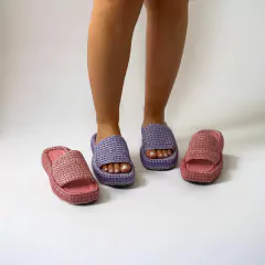 Sandália rasteira lilás candy color  e rosa com trama natural de ráfia. Tendência verão 2026 de sandália feminina.