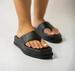 Chinelo de dedo plataforma preta com tiras largas e macias