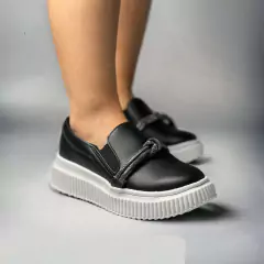 tênis slip on feminino preto de plataforma branca com elástico nas laterais e detalhe de strass e brilhos no peito do pé