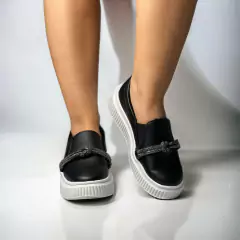 tênis slip on feminino preto de plataforma branca com elástico nas laterais e detalhe de strass e brilhos no peito do pé