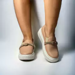 tênis slip on feminino na cor rosa claro de plataforma branca com elástico nas laterais e detalhe de strass e brilhos