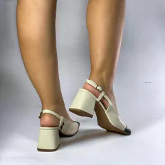 scarpin slingback bicolor preta e branco estilo Chanel com a ponta preta e salto grosso
