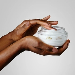 Creme Acetinado Hidratante Desodorante Corporal Lily 250g - comprar online