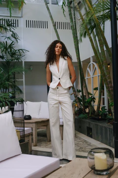 Chaleco Smoking en gabardina off white - Claudia Arias