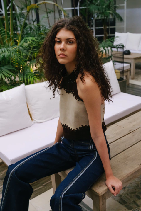 Top gamuza chocolate y off white