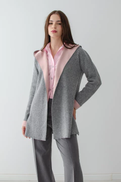 Tapado tejido con capucha gris con rosa