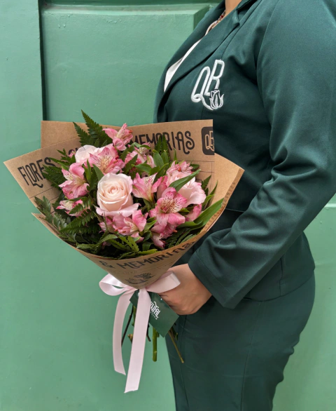 Buquê 3 Rosas Cor de Rosa e Astromélias Rosas