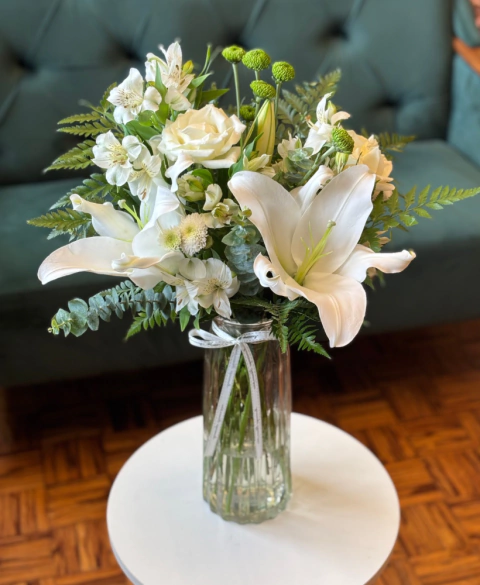 Arranjo em Vaso de Flores Brancas e Folhagem