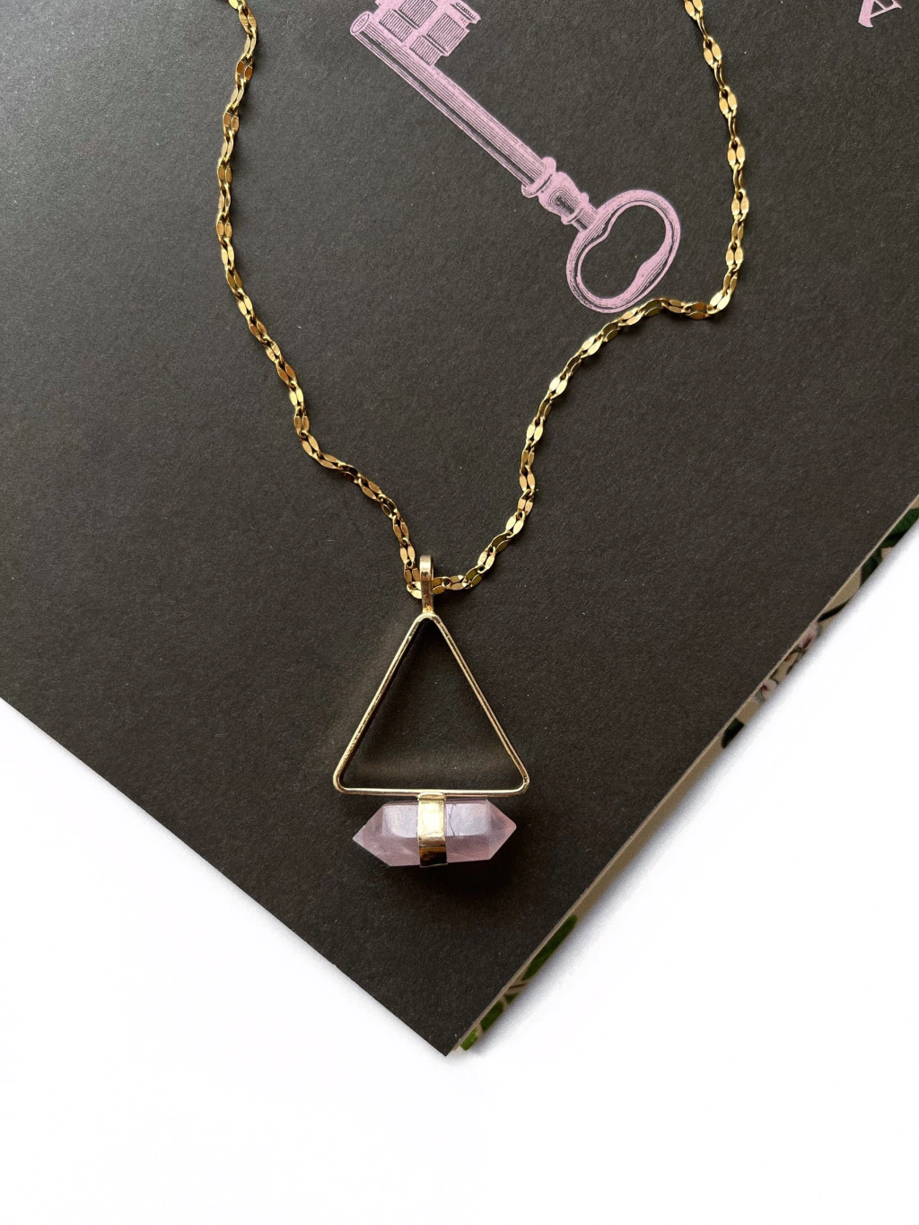 Colar Triângulo Quartzo Rosa • Dourado