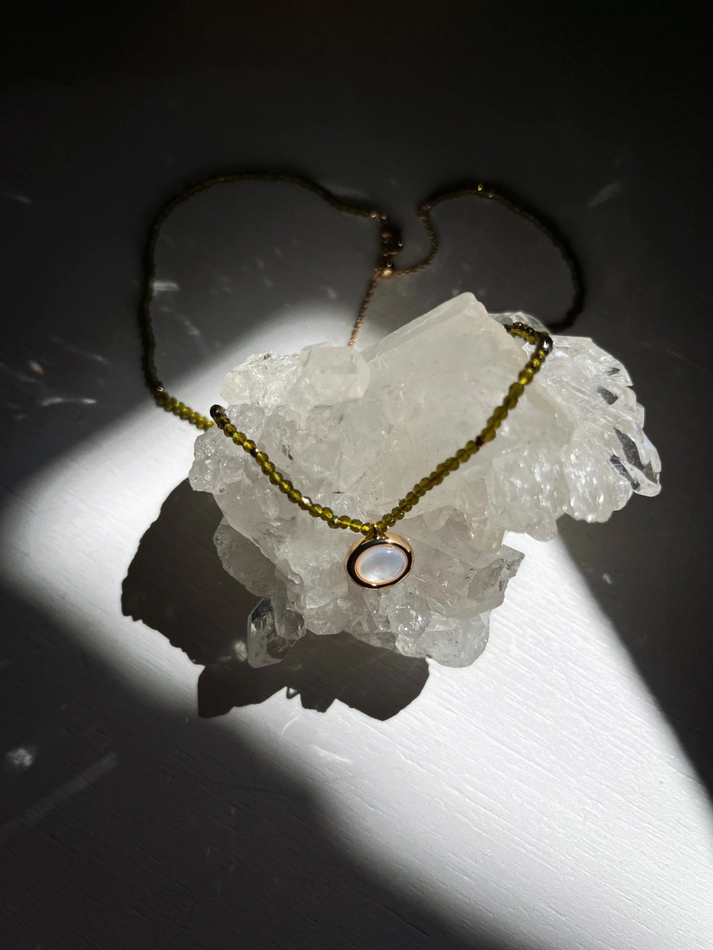 Colar Curto Cristais | Peridoto + Pingente Oval de Madrepérola