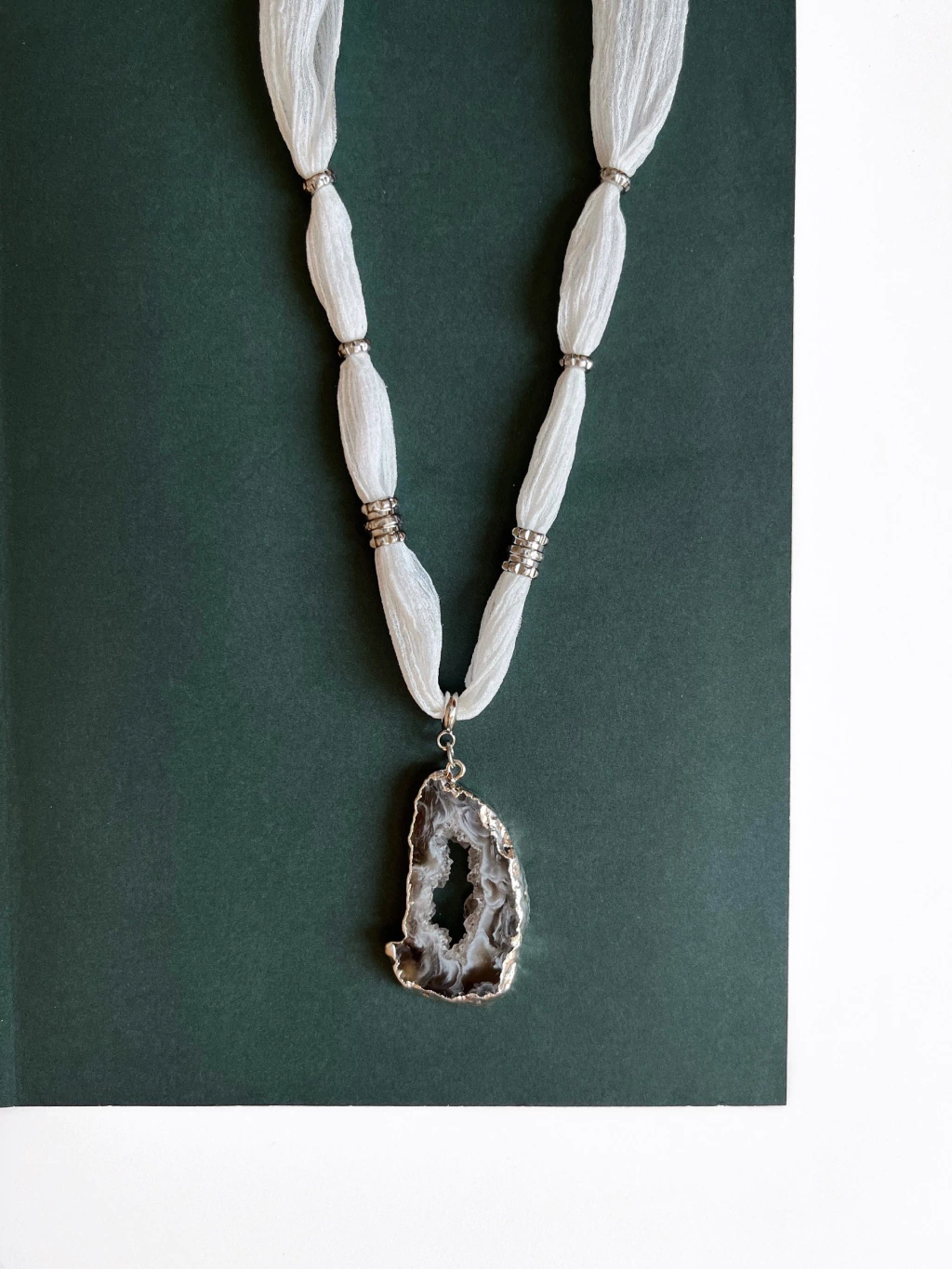 Choker Cosmos | Geodo Natural + Fita Branca