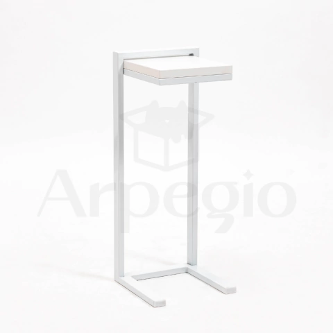 Una mesa de apoyo de color blanco con un diseño minimalista, de frente.