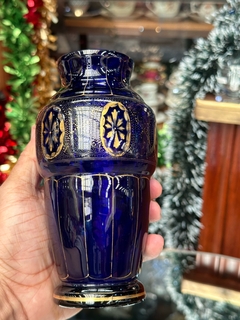 florero de cristal con detalles en oro - tazas mias