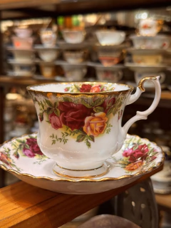Taza de té con plato Old Country Roses de Royal Albert - comprar online