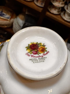 Taza de té con plato Old Country Roses de Royal Albert - tazas mias