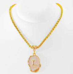 Colar Pingente Letra Resinada com Corrente Veneziana na internet