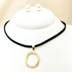 Kit Colar Letra Inicial Dourada e Brinco Pérola - Couro Preto - comprar online