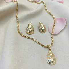 Kit Colar e Brinco Gota Dourada Textura Côncava - comprar online