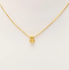 Colar Gargantilha Fina Minimalista Letras - GRM Bijuterias