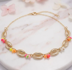 Colar Dourado Elos de Búzios e Miçangas Coloridas | Moda Mar - GRM Bijuterias