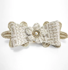 Laço Presilha Flor em Renda e Strass Branco Centralizado - loja online