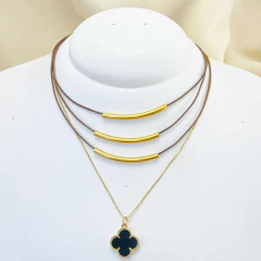 Colar com Três fios de Couro, Pingente e Correntinha Dourada