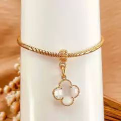 Pulseira Dourada com Pingente Único Trevo de Quatro Folhas Modelo Cristalizado na internet