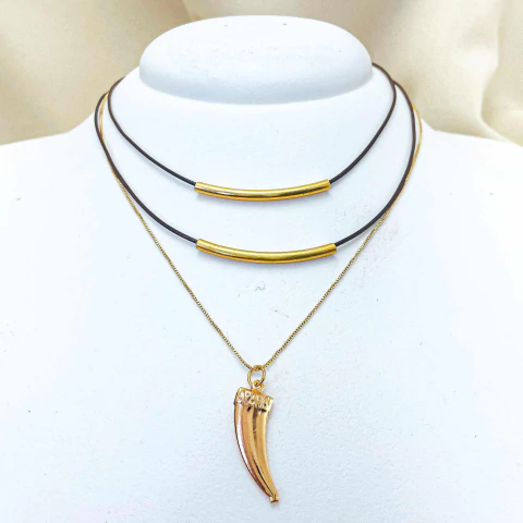 Colar Dois fios de Couro preto e Pingente Dente de Sabre