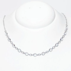 Colar Choker Corrente Singular Prateada na internet