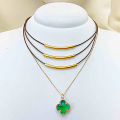 Colar com Três fios de Couro, Pingente e Correntinha Dourada na internet