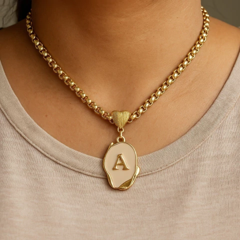 Colar Pingente Letra Resinada com Corrente Veneziana