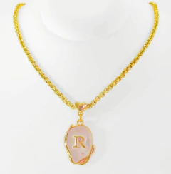 Colar Pingente Letra Resinada com Corrente Veneziana na internet