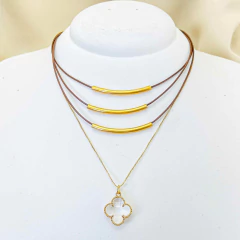 Imagem do Colar com Três fios de Couro, Pingente e Correntinha Dourada